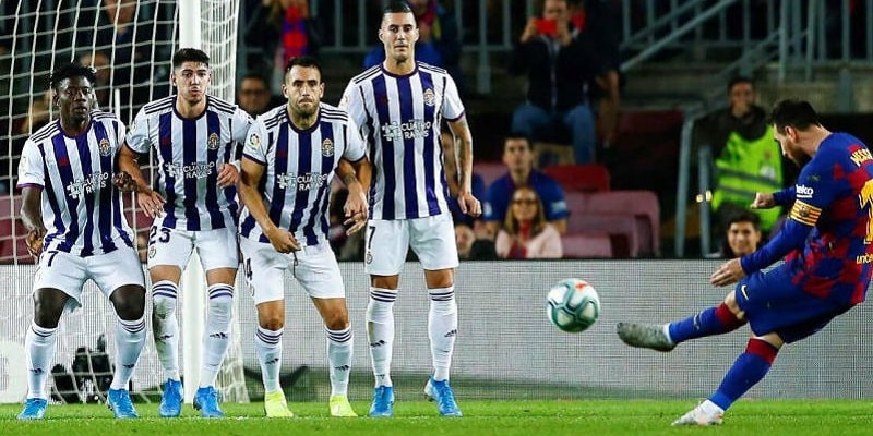 Sút thẳng là một cách kiếm bàn thắng từ Free Kick rất thông dụng