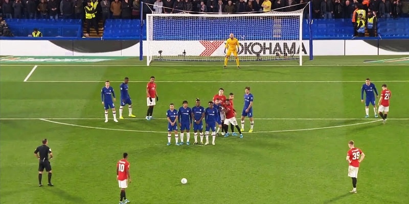 Hàng rào chắn bóng trong free kick phải có khoảng cách 9.1 mét so với vị trí đá